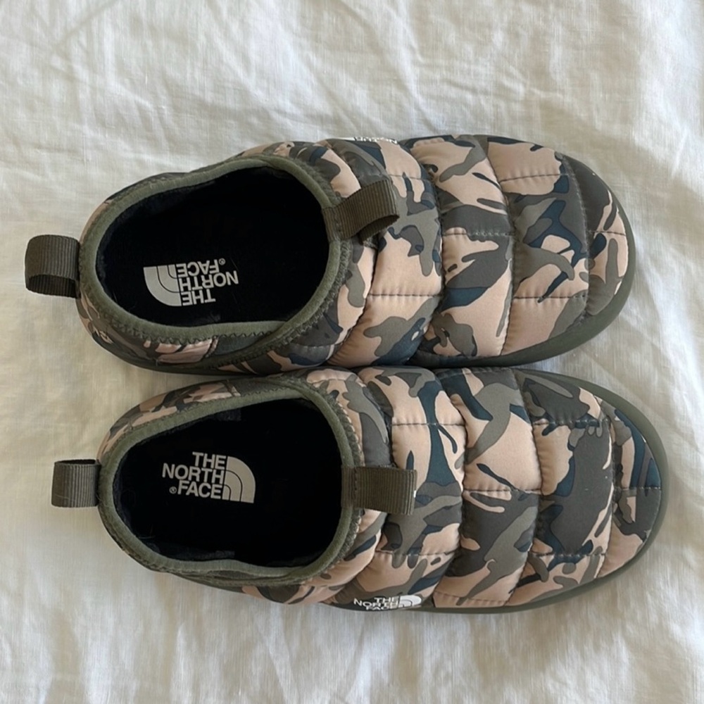 The North Face Kids Thermobsll mule Slippers - Green and Tan size 4Y